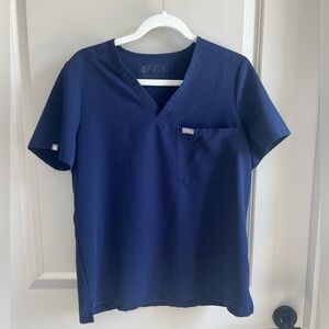 FIGS Women’s Catarina One Pocket Scrub Top in Navy - Size Medium